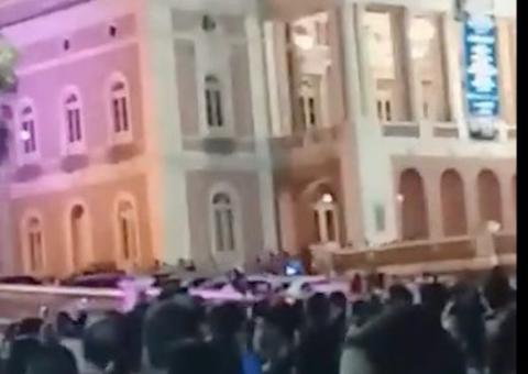 Veja o momento em que público invade Teatro Amazonas no show de Marília Mendonça
