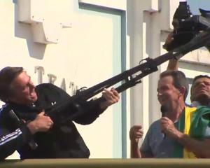 Torcidas violentas, políticos barraqueiros, jornalistas ‘entranhados’ no submundo do crime agora andarão armados