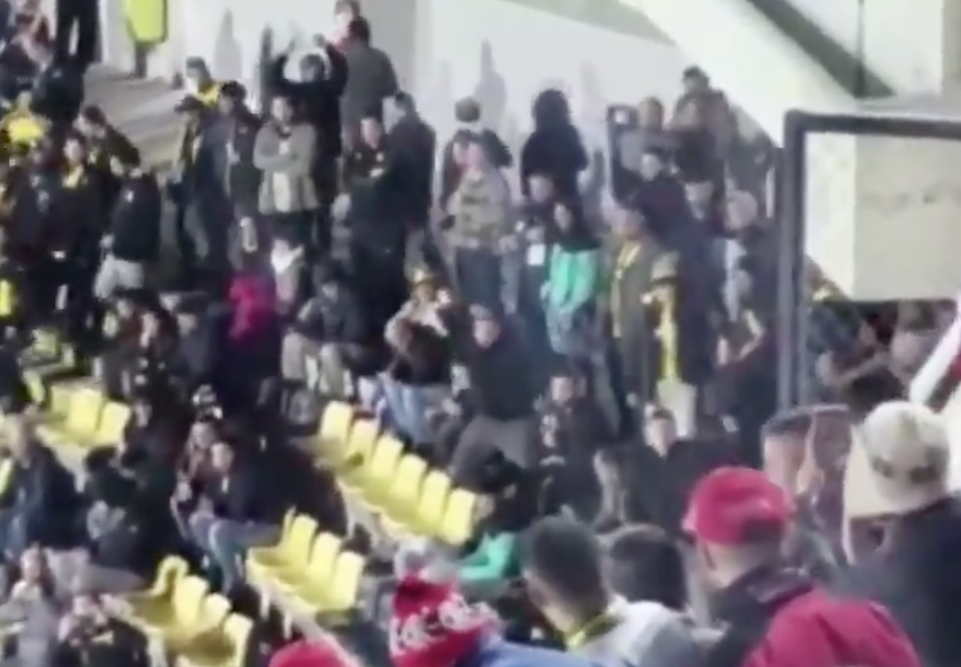 Torcedor do Peñarol imita macaco para torcida do Flamengo