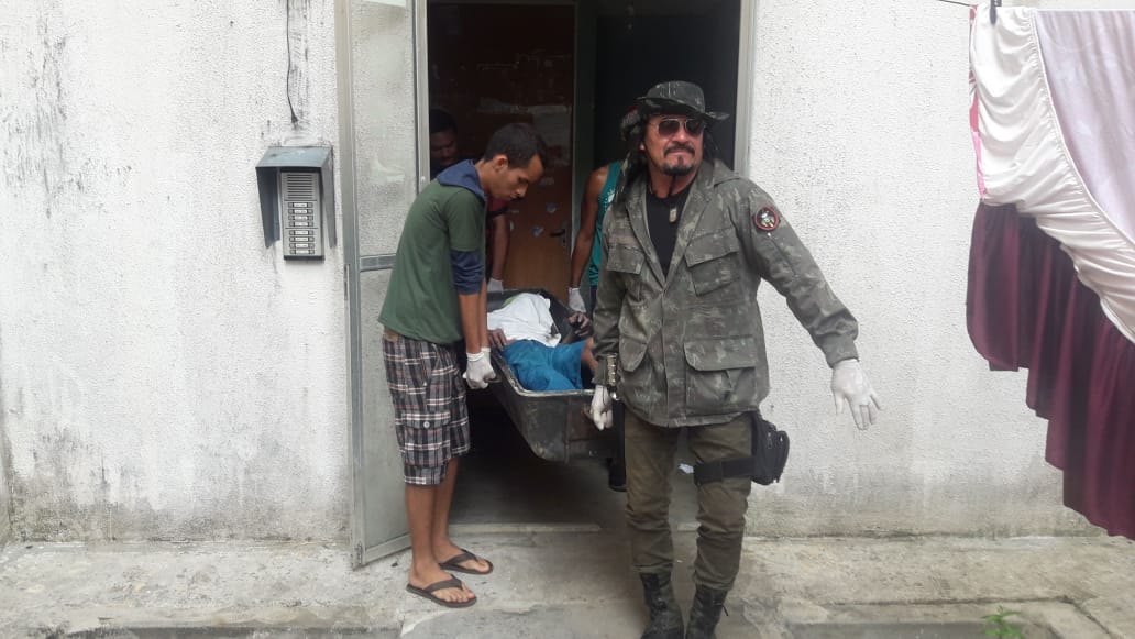 Na cadeira de rodas, idoso é encontrado morto dentro de casa em Manaus