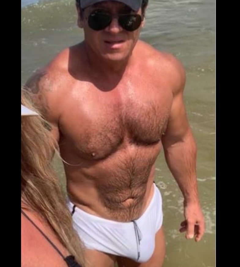 Após polêmica com sunga, apresentador deixa a Record e diz ter sido humilhado