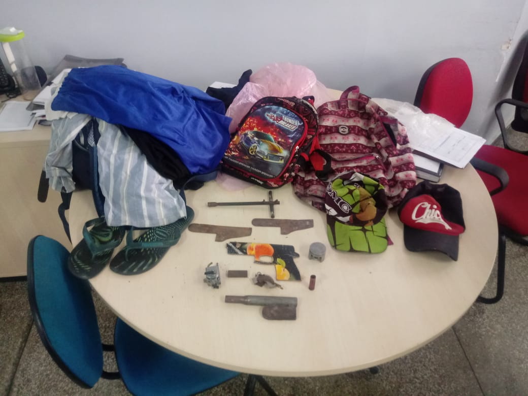 Com armas artesanais, trio é preso enquanto se preparava para assaltar ônibus em Manaus