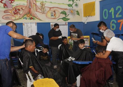Serviços de cadastro para emprego, corte de cabelo e saúde chegam a zona Norte de Manaus