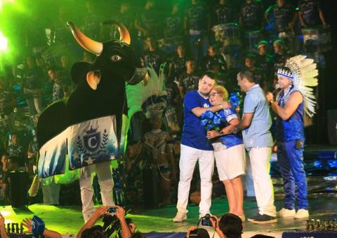 Boi Caprichoso rende homenagens às mães em missa e ensaio no Palmares