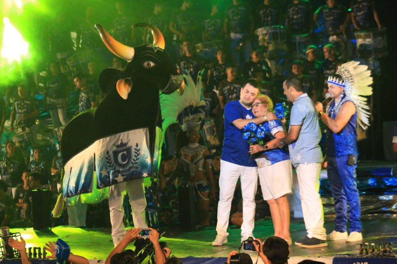 Boi Caprichoso rende homenagens às mães em missa e ensaio no Palmares