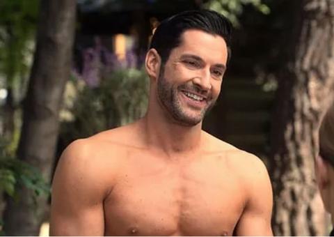 Ator de ‘Lucifer’ aparece peladão em bastidores de série
