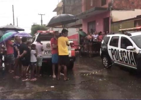 Homem mata esposa degolada, foge e acaba morrendo ao bater veículo em carreta 