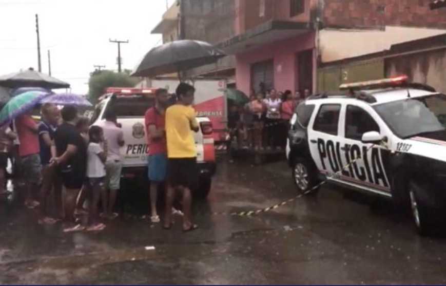 Homem mata esposa degolada, foge e acaba morrendo ao bater veículo em carreta 