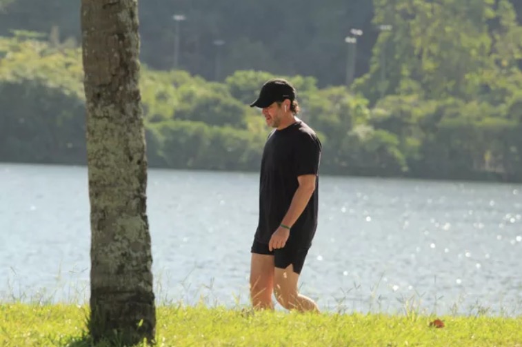 Sem aliança, Murilo Benício é flagrado pela primeira vez após separação