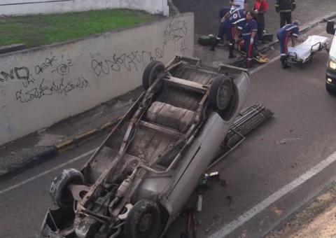 Para evitar tragédia maior, motorista capota carro em avenida de Manaus