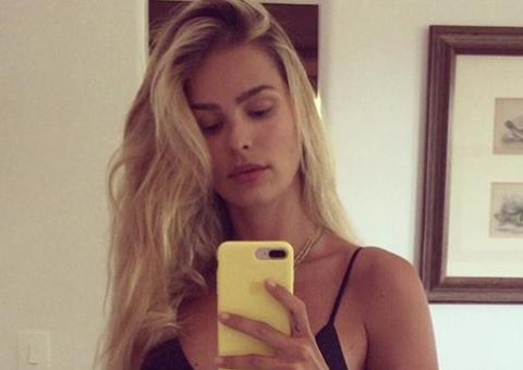 Yasmin Brunet posta foto de biquíni e é criticada por magreza