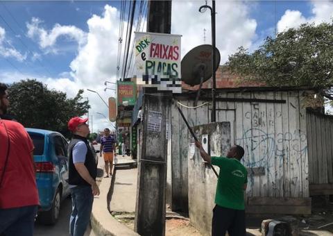 Operação ‘Manaus Mais Limpa’ retira mais de 200 propagandas irregulares em Manaus