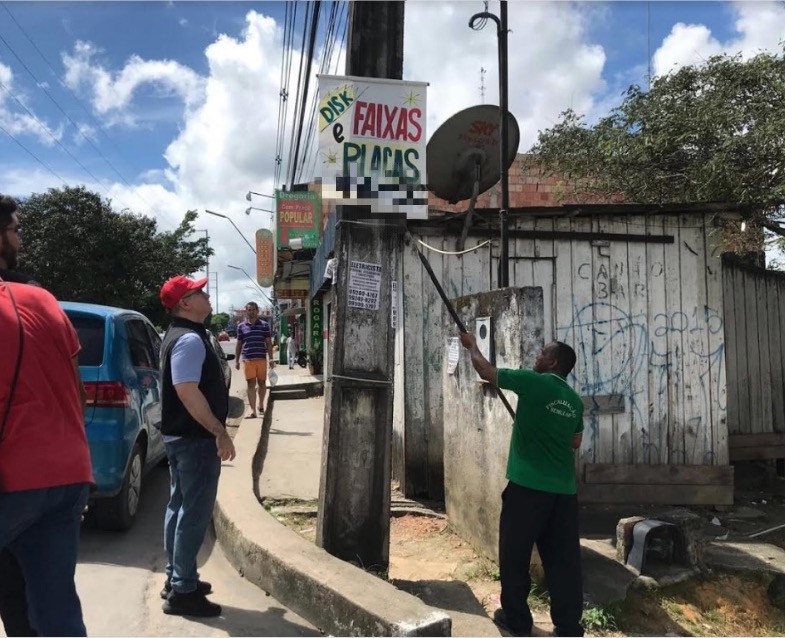 Operação ‘Manaus Mais Limpa’ retira mais de 200 propagandas irregulares em Manaus