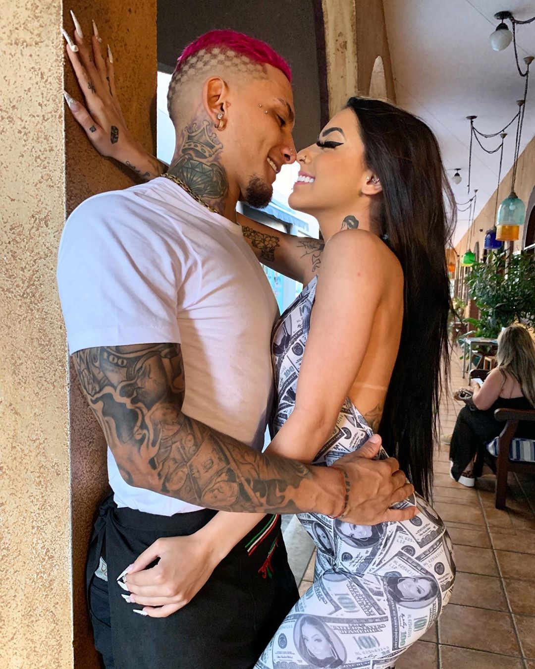 Mc Mirella faz declaração ao namorado e fãs questionam: 'tá grávida?'