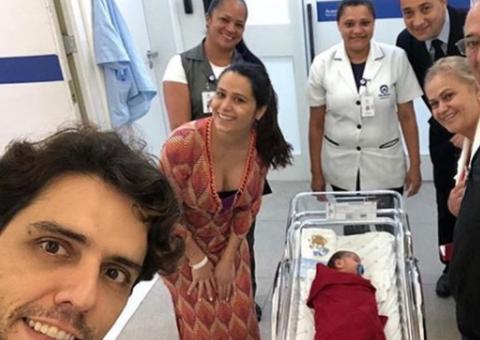 Thiago Arancam, ex de Paula Fernandes, comemora alta do filho recém-nascido