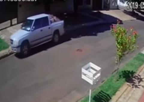 Pai morre e filho fica trancado em carro; garoto também morreu