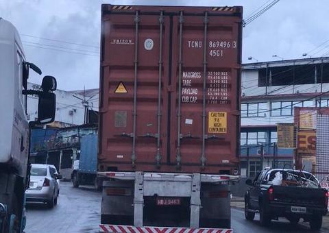 Em Manaus, carreta fica no 'prego' e causa transtornos em rotatória 