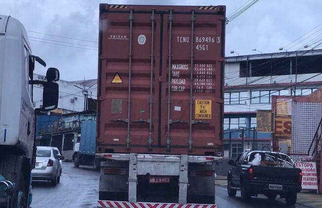 Em Manaus, carreta fica no 'prego' e causa transtornos em rotatória 