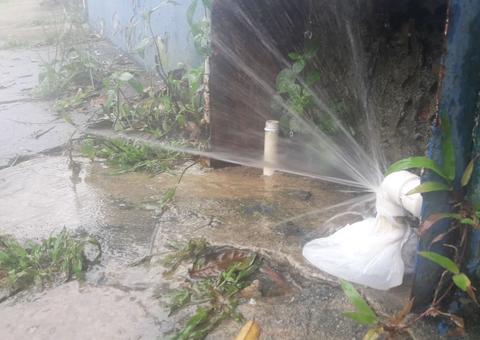 Vazamento em cano de delegacia causa desperdício e impede passagem pedestres em Manaus