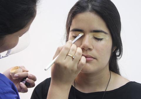 Em Manaus, igreja promove dia de beleza gratuito para homenagear mamães