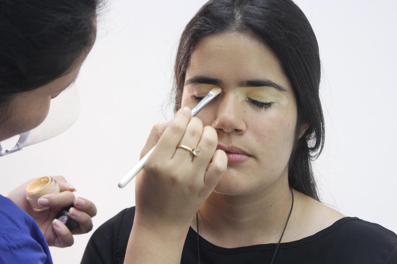 Em Manaus, igreja promove dia de beleza gratuito para homenagear mamães
