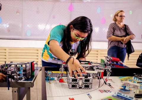 Mães e filhos aprendem juntos a programar robôs em Manaus