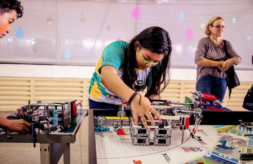 Mães e filhos aprendem juntos a programar robôs em Manaus