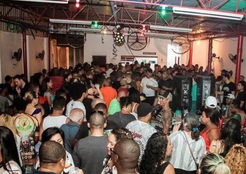 Beth Carvalho recebe homenagem na Roda de Samba da Timboca