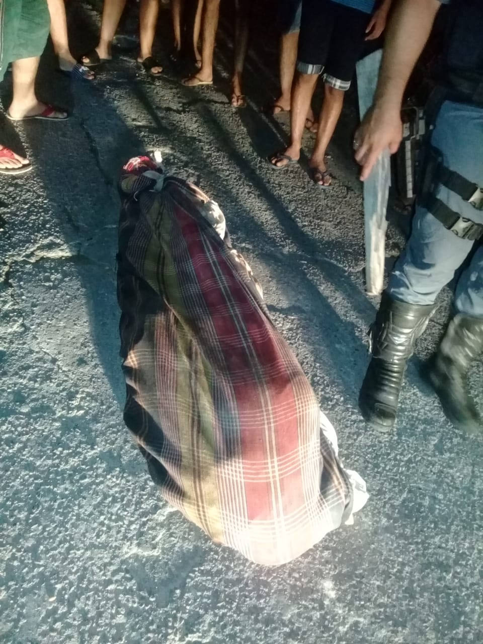 Corpo é encontrado com pés e mãos amarrados e enrolado em uma rede na AM 010 