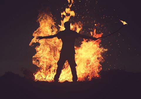 Homem põe fogo em filha grávida e no genro após saber do casamento deles 