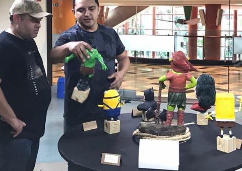 Artesão expõem personagens geeks feitos de material reciclável neste sábado