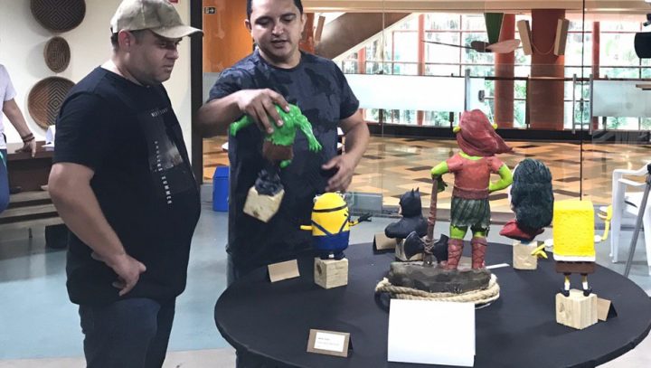 Artesão expõem personagens geeks feitos de material reciclável neste sábado