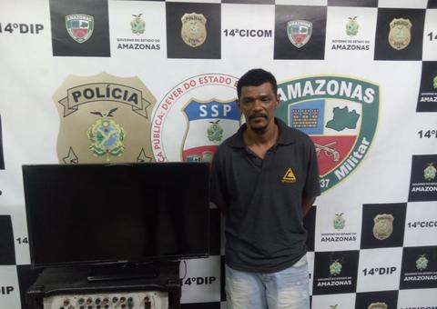 Em Manaus, homem é flagrado carregando TV roubada em avenida