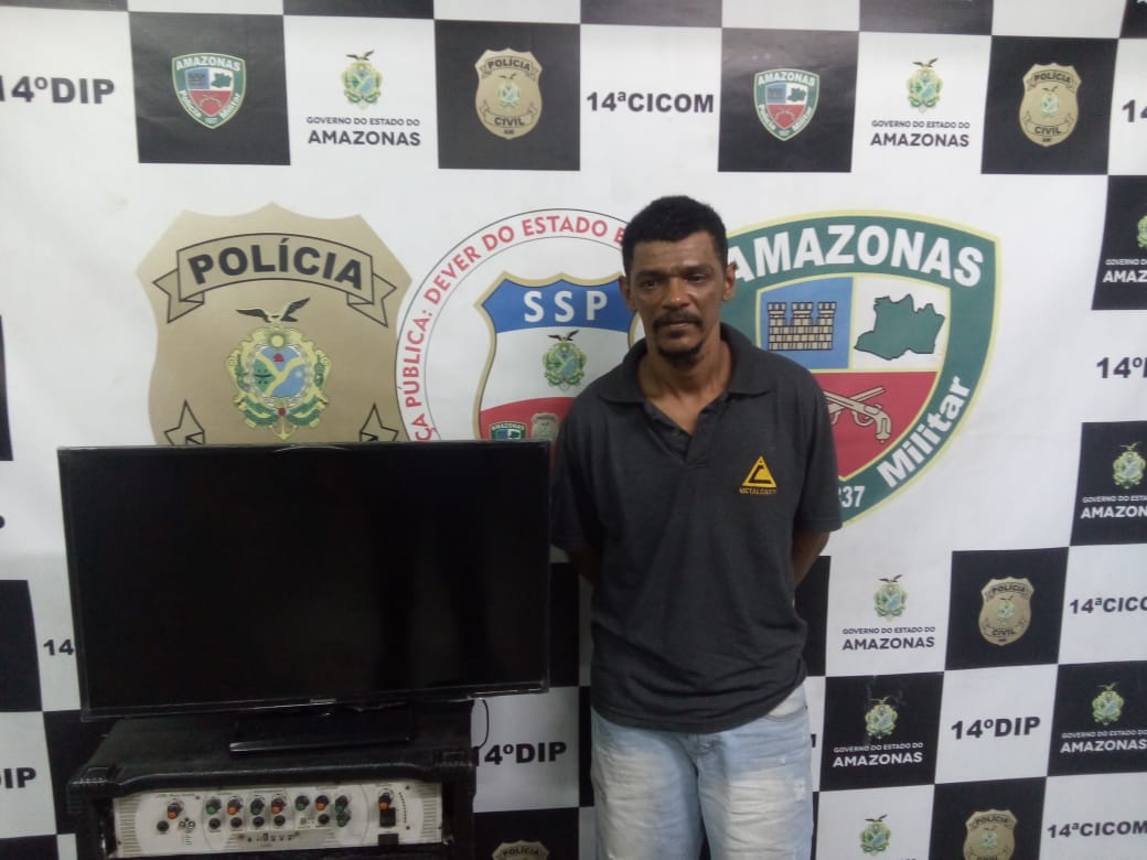 Em Manaus, homem é flagrado carregando TV roubada em avenida