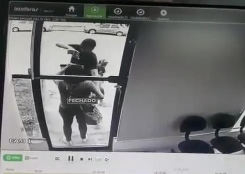 Mulher tem carro roubado por dupla armada na porta de empresa em Manaus; Veja vídeo