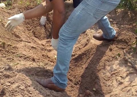 Dupla suspeita de matar e enterrar o homem em cova rasa é presa no Amazonas