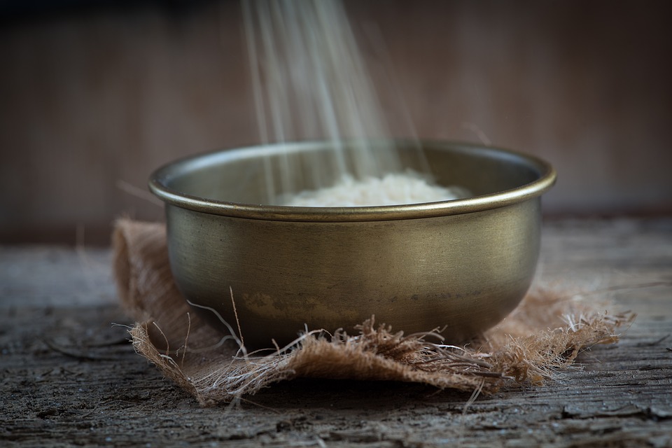 Conheça os benefícios da água de arroz para a saúde e beleza