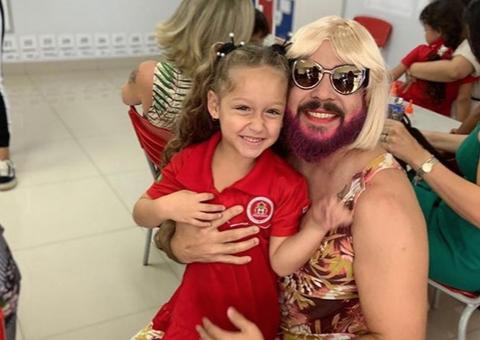  Viúvo se veste de mulher para homenagear filha no Dia das Mães 