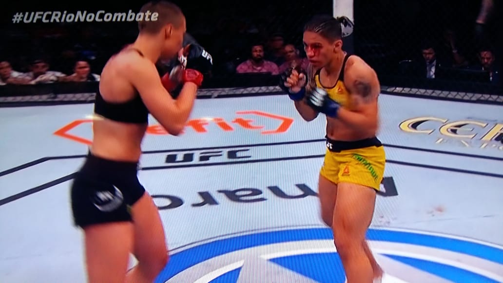 Jéssica Andrade conquista cinturão no UFC Rio