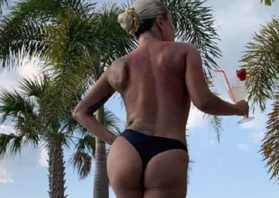  Ousada, Lady Gaga posa de topless e fio dental