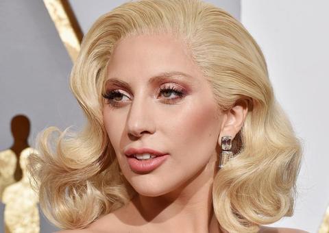  Ousada, Lady Gaga posa de topless e fio dental