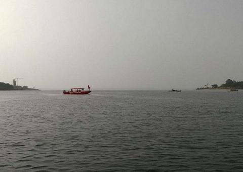 Lancha com 8 pessoas naufraga a caminho de festejo no Amazonas