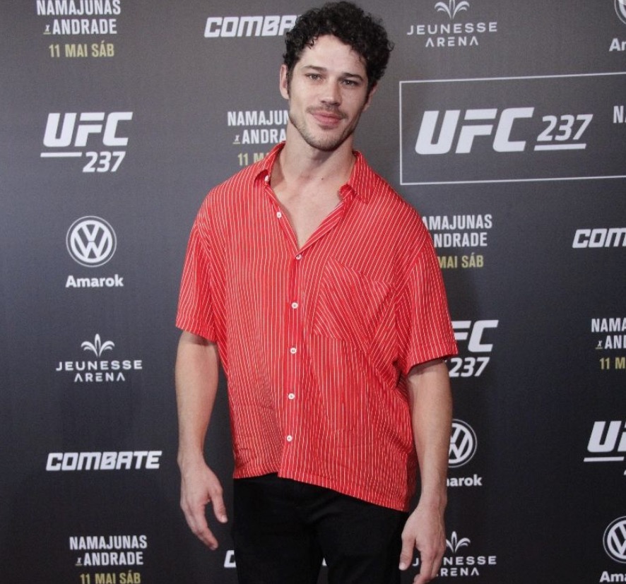 No UFC, José Loreto surge sem aliança e foge de perguntas sobre casamento com Débora Nascimento