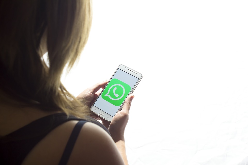 Política é principal assunto das fake news no WhatsApp