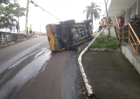 Em Manaus, soldado capota picape com família após manobra perigosa de outro veículo