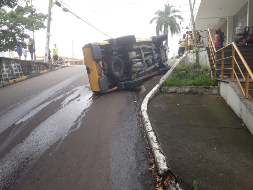 Em Manaus, soldado capota picape com família após manobra perigosa de outro veículo