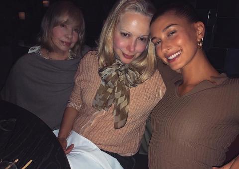 Hailey Baldwin, esposa de Jusitn Bieber, posa ao lado de mãe brasileira