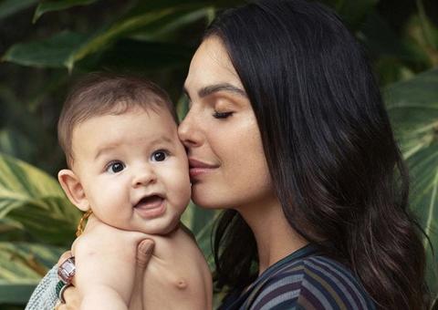   Em seu 1º Dia das Mães, Isis Valverde dá close em rostinho de filho e o faz linda homenagem