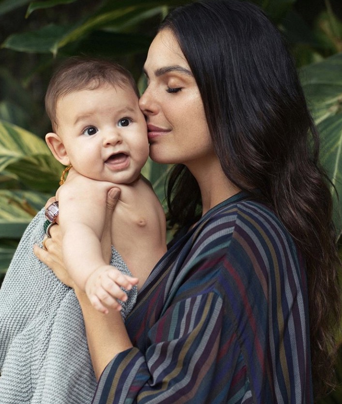   Em seu 1º Dia das Mães, Isis Valverde dá close em rostinho de filho e o faz linda homenagem