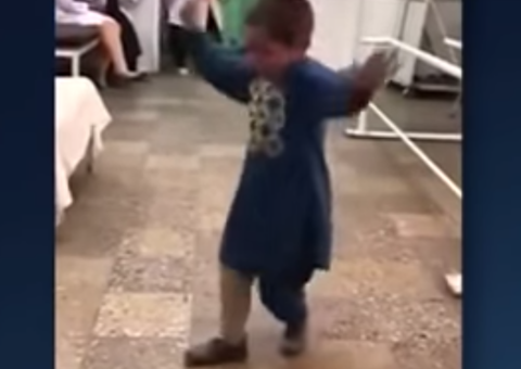  Vídeo de menino dançando após ganhar prótese de perna viraliza 